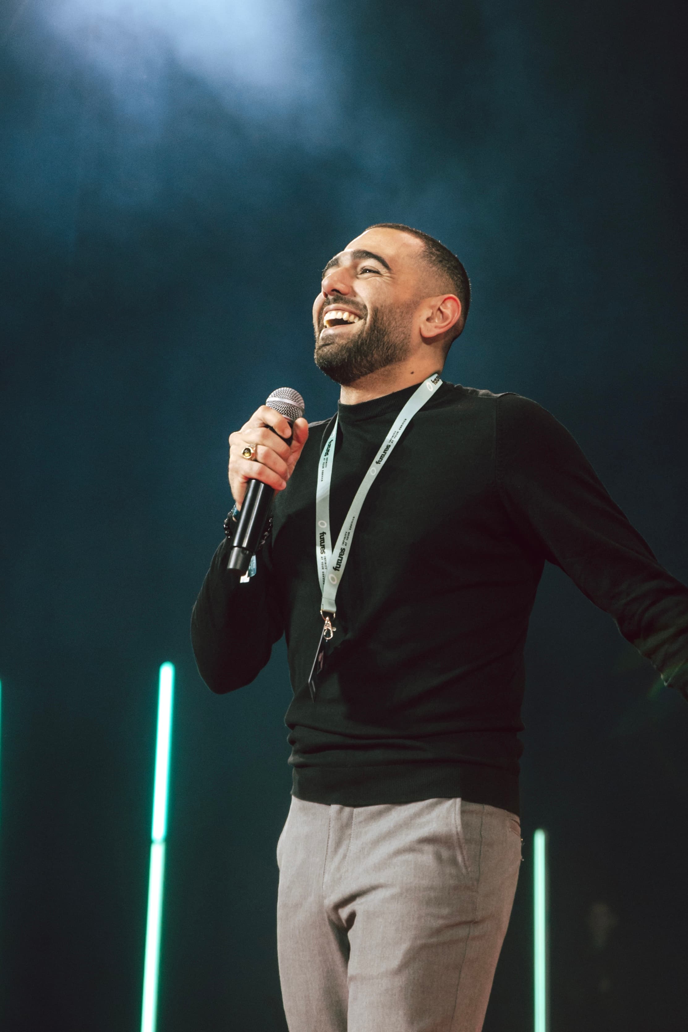 Julien prend la parole sur scène avec un microphone